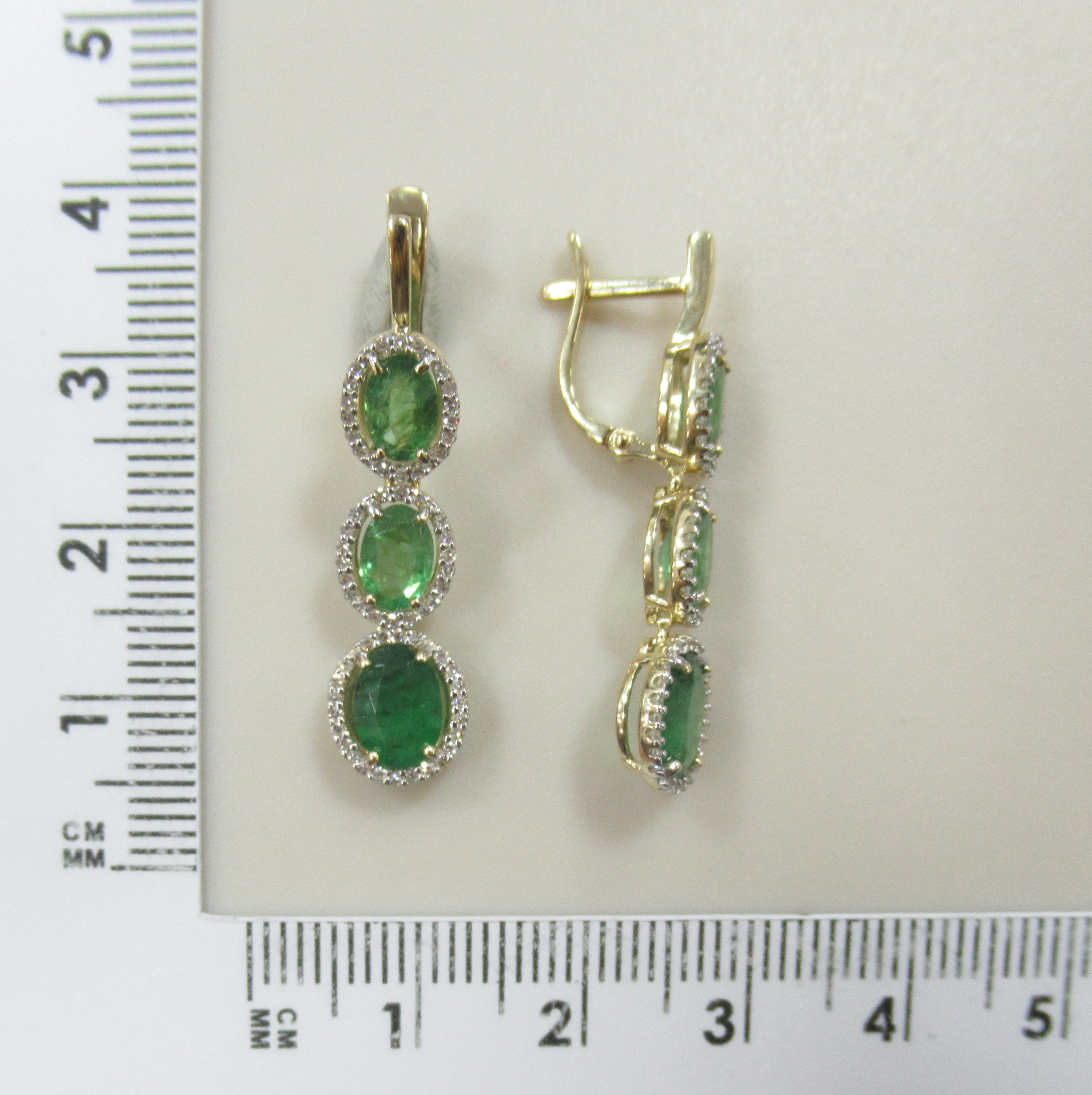 Серьги из желтого золота с изумрудами